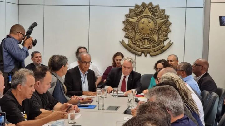 Governo formaliza proposta de reajuste salarial de 7,8% para servidores públicos