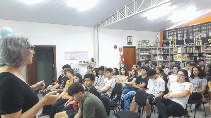 Presidenta da ADUFSCar participa de debate sobre 8M em colégio de São Carlos