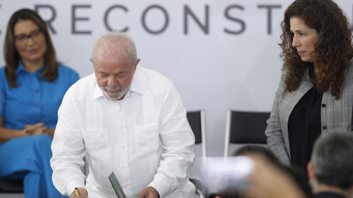 Campanha Salarial | Lula sanciona reajuste de 9% aos servidores públicos federais