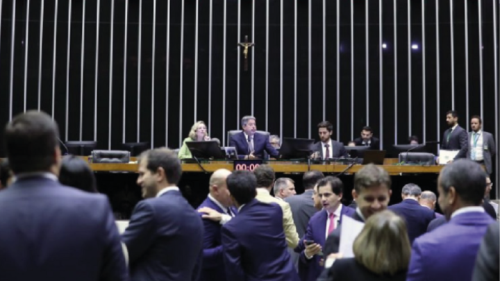 Câmara adia votação sobre o PL das ‘Fake News’, que nenhum lado quer perder