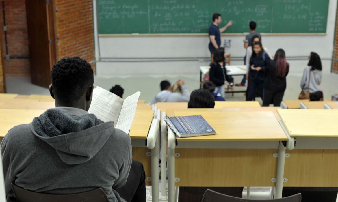 Educação | Brasil investe menos em educação que países da OCDE